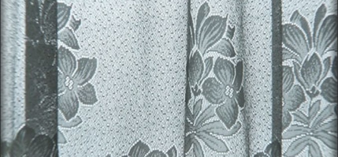 How to Shop for White Sale Curtains