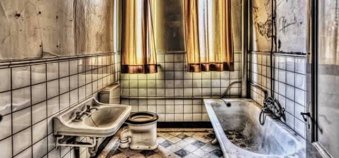 Decorating Debates: How to Add Vintage Furniture to the Bathroom