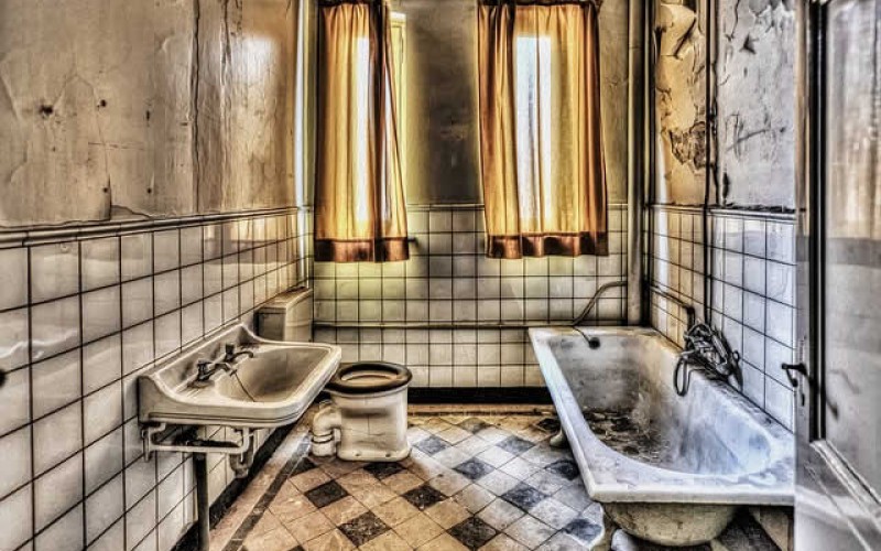 Decorating Debates: How to Add Vintage Furniture to the Bathroom