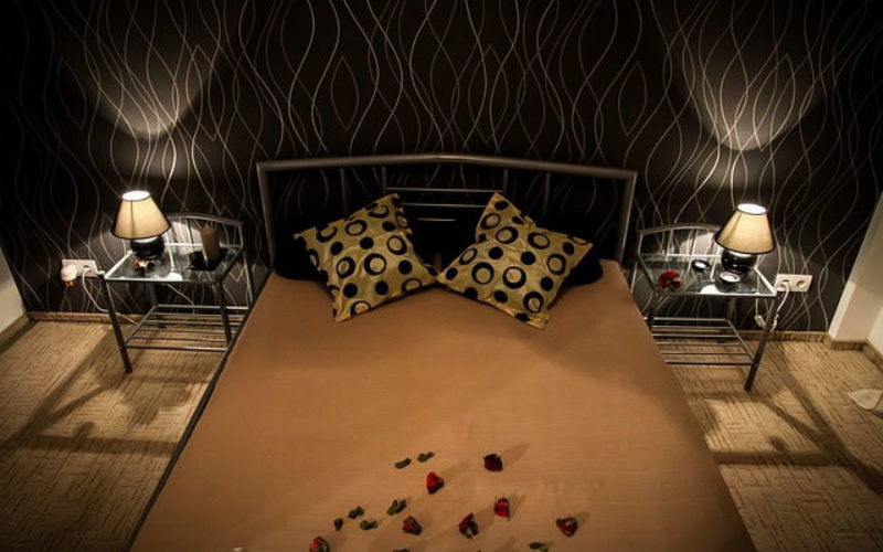 Easy Ways to Add Glamour to Your Bedroom