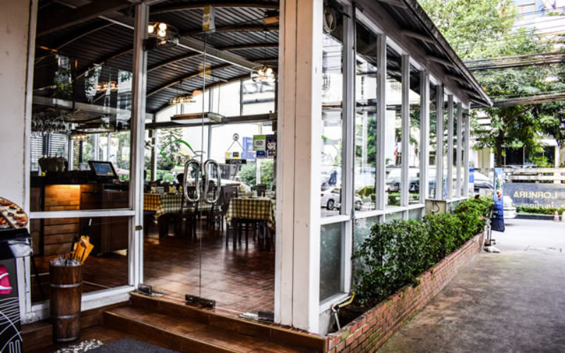 How To Figure Out That Your Commercial Door Needs Repairing