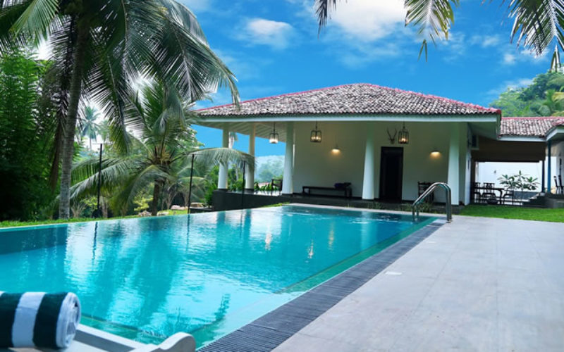 Framed vs Frameless Pool Fencing: Which One Should You Choose?