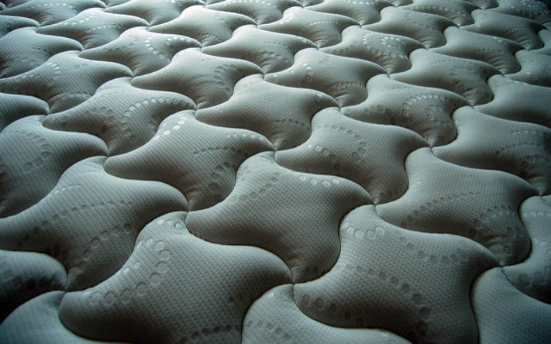 Factors to Consider While Choosing a Mattress for a Stomach Sleeper