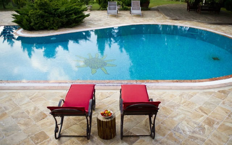 Deteriorating Delights: 4 Signs Your Backyard Pool Needs to Be Renovated