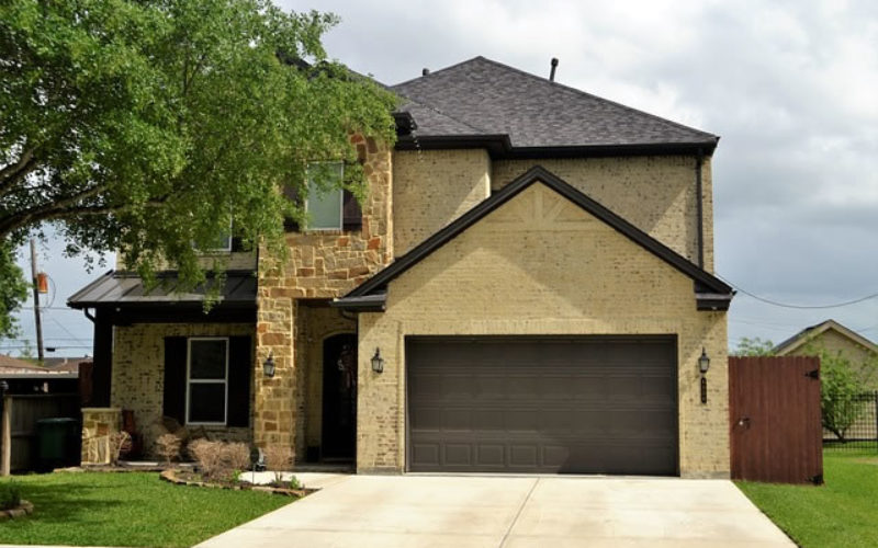 Broken Garage: 4 Signs Your Garage Door Needs Repair