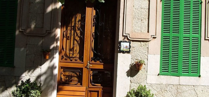 Secure Entrances with Well Designed Metal Frames and Meshes