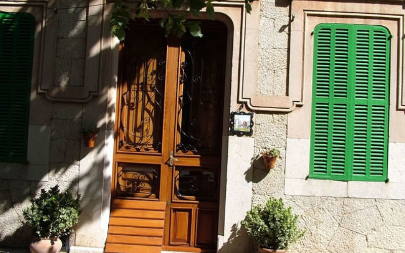 Secure Entrances with Well Designed Metal Frames and Meshes