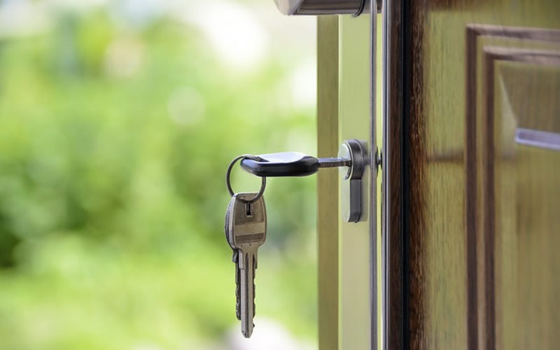 <span>How to Series:</span> The Pros and Cons of Updating Your Front Door