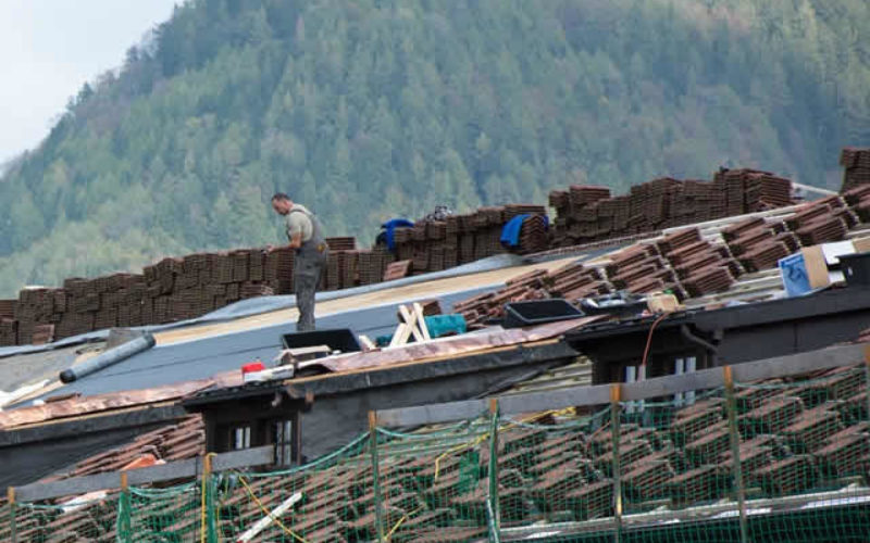 Benefits of Repairing Your Roof Before the Sale