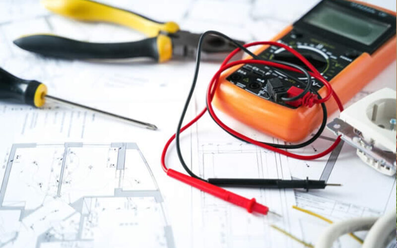 3 Electrical Repairs a DIYer Can Do and 3 That You Should Always Leave to the Pros