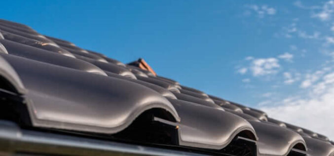 4 Distinct Differences Between Metal Roofing and Traditional Shingles