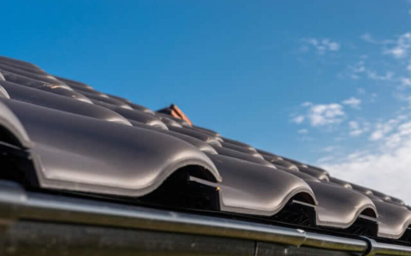4 Distinct Differences Between Metal Roofing and Traditional Shingles