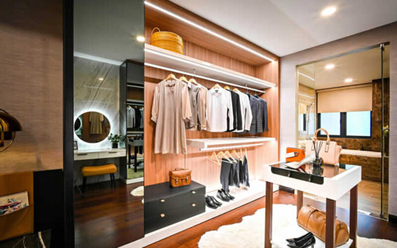 Tips in De-Cluttering Your Closet