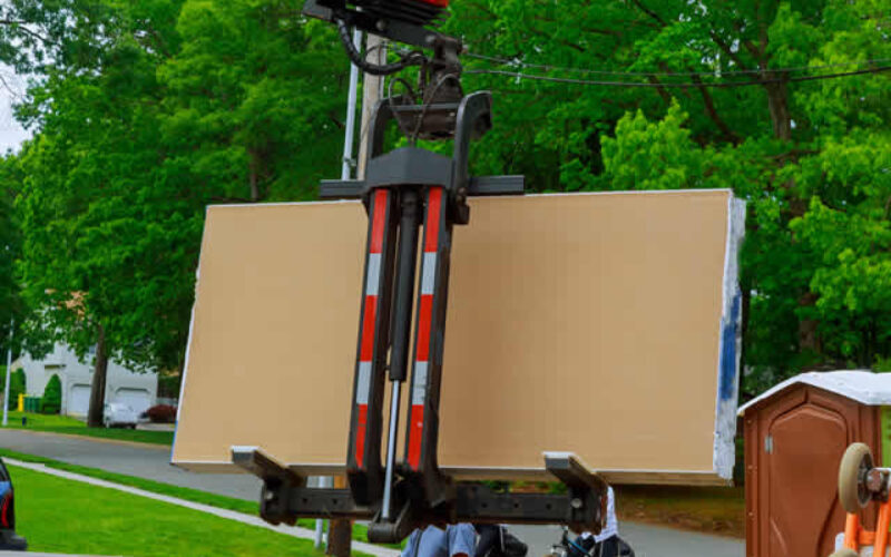 Benefits of Renting a Forklift for Your DIY Projects