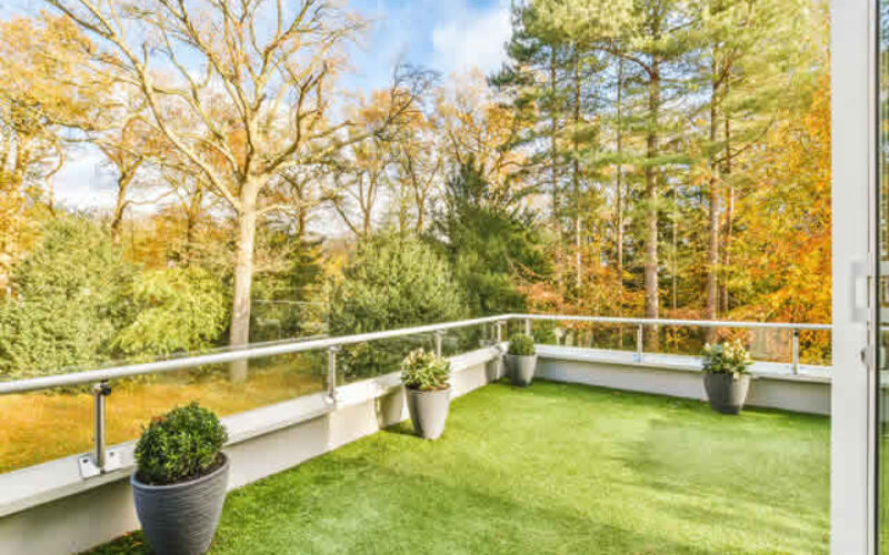 Transforming Concrete Jungles: Implementing Synthetic Lawns in Residential Architecture