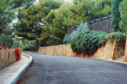 How to Choose a Retaining Wall Design That Complements Your Yard