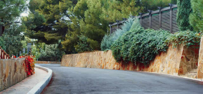 How to Choose a Retaining Wall Design That Complements Your Yard