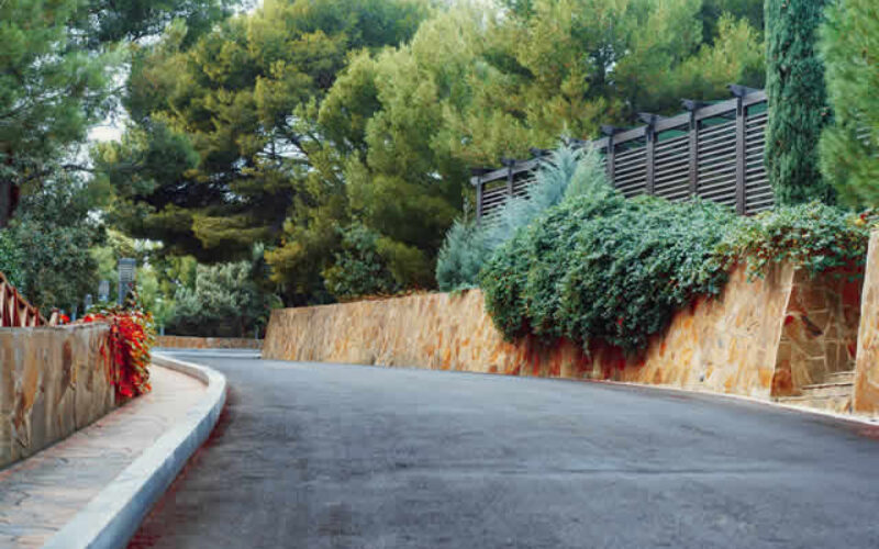 How to Choose a Retaining Wall Design That Complements Your Yard