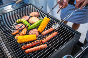 Grill Master 101: Choosing the Right Grill for Your Backyard Cookout