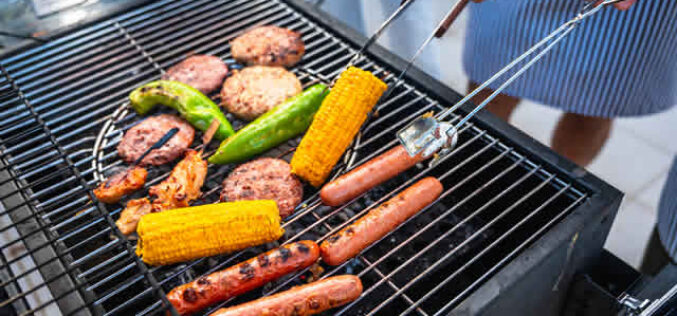 Grill Master 101: Choosing the Right Grill for Your Backyard Cookout