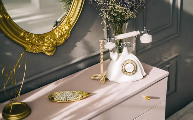 Mixing Old and New: Blending Vintage Pieces with Modern Décor