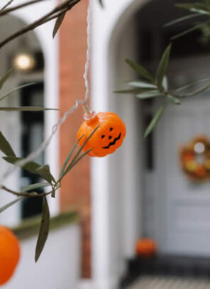 Simple Halloween Porch Decor That Welcomes Trick-or-Treaters