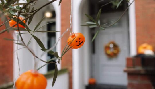 Simple Halloween Porch Decor That Welcomes Trick-or-Treaters