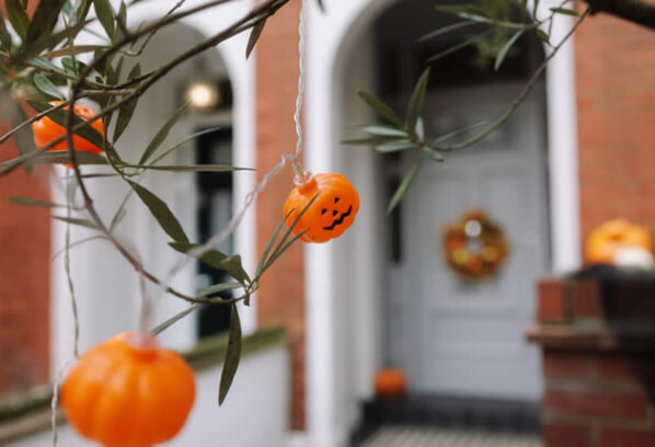 Simple Halloween Porch Decor That Welcomes Trick-or-Treaters