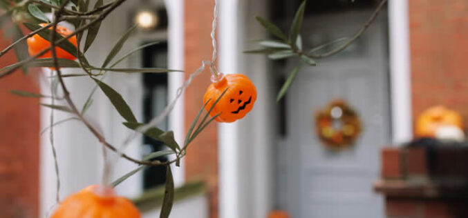 Simple Halloween Porch Decor That Welcomes Trick-or-Treaters