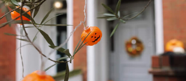 Simple Halloween Porch Decor That Welcomes Trick-or-Treaters