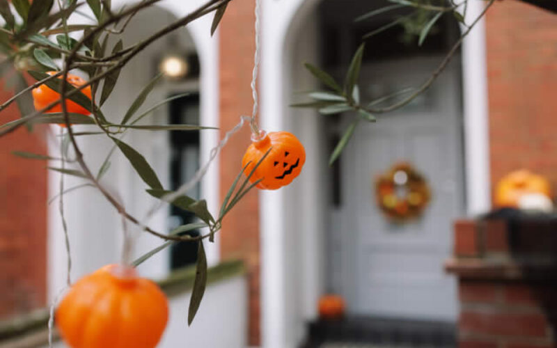 Simple Halloween Porch Decor That Welcomes Trick-or-Treaters