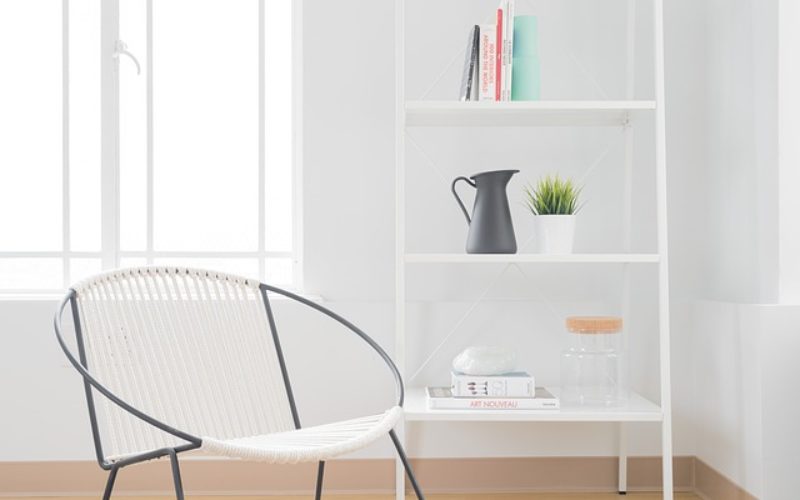 Using White Bookshelves To Highlight Den Look and Decor