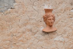 Decorating Your Outside Walls With Wall Decor