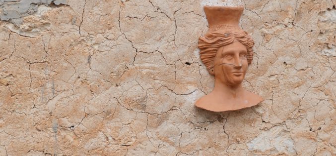 Decorating Your Outside Walls With Wall Decor