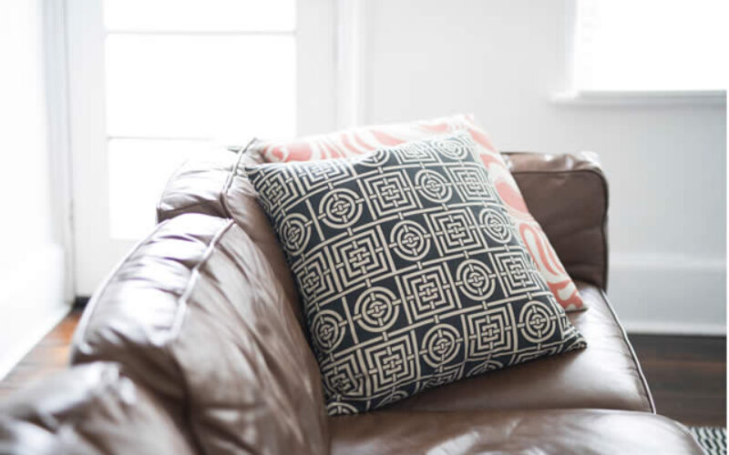 <span>topic analysis:</span>  Transform Your Living Room Into A Clean Functional Space