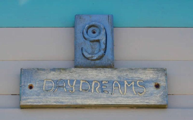 5 Essential Decorations to Fake a Summer Beach House