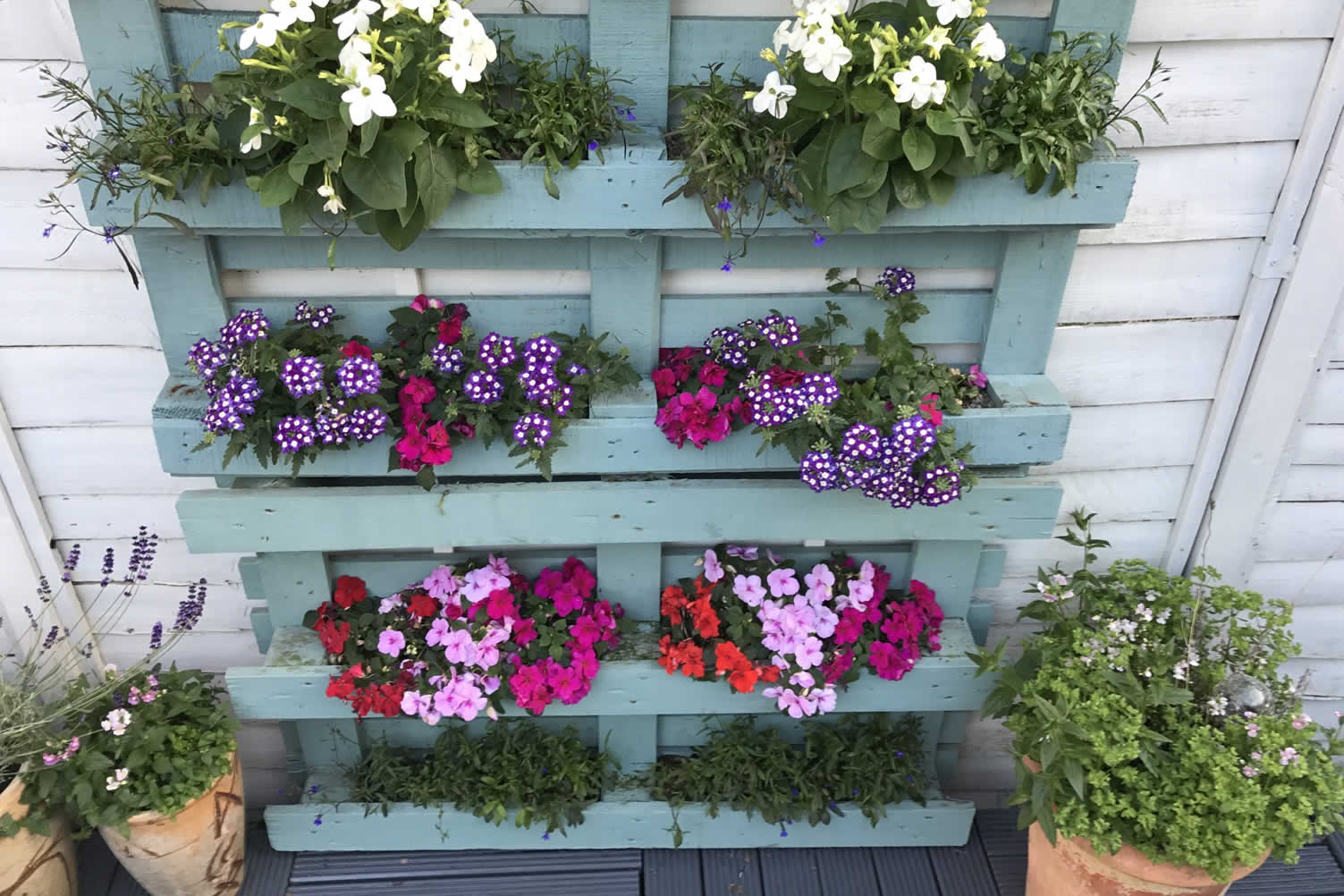wood pallet decorating for the deck