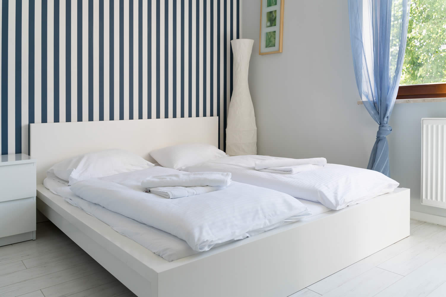 how to make a small bedroom look bigger