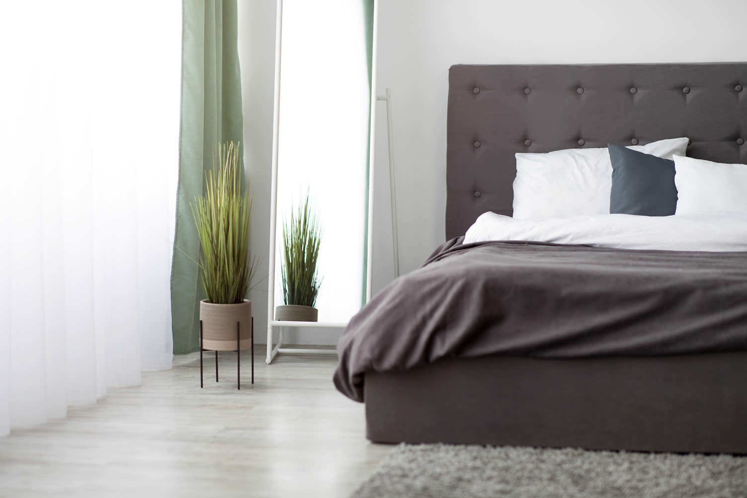 how to make a small bedroom look bigger
