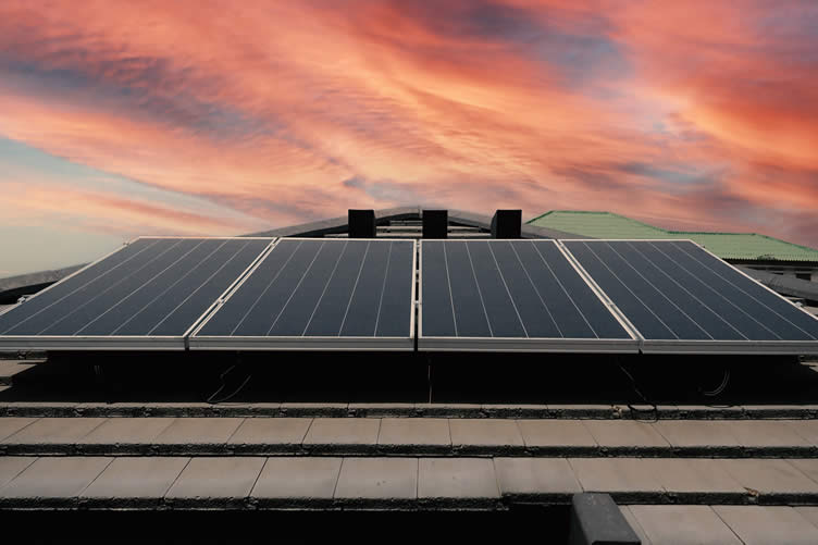 should homeowners install a solar battery