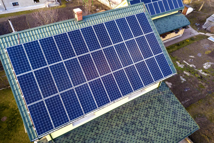 should homeowners install a solar battery