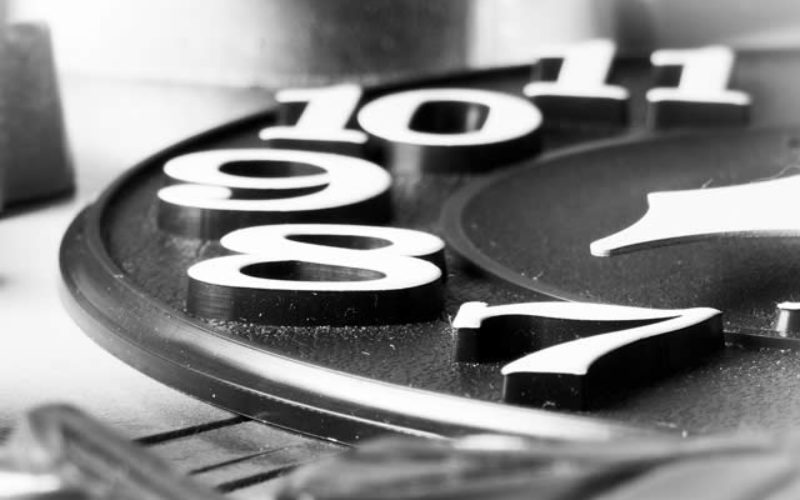 Kitchen Wall Clock Helps Keep Time When You Cook